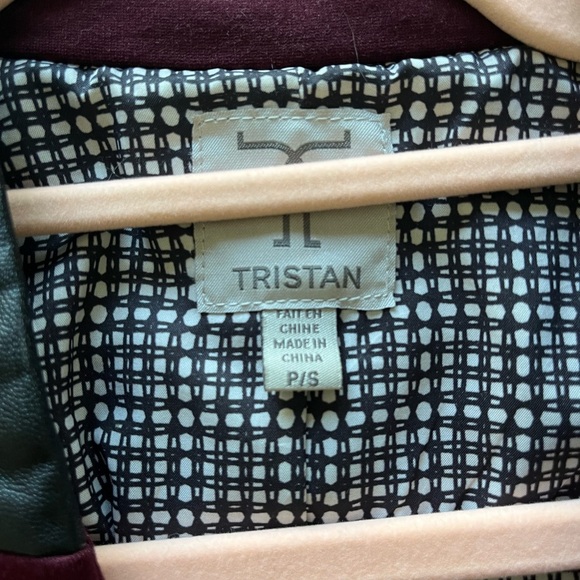 Burgundy Tristan blazer with faux leather detail and charming interior lining - Picture 4 of 7